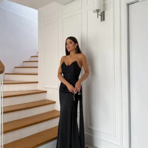 Vestido de festa longo, em trilobal, busto drapeado com detalhes em paetê. Ref: 139